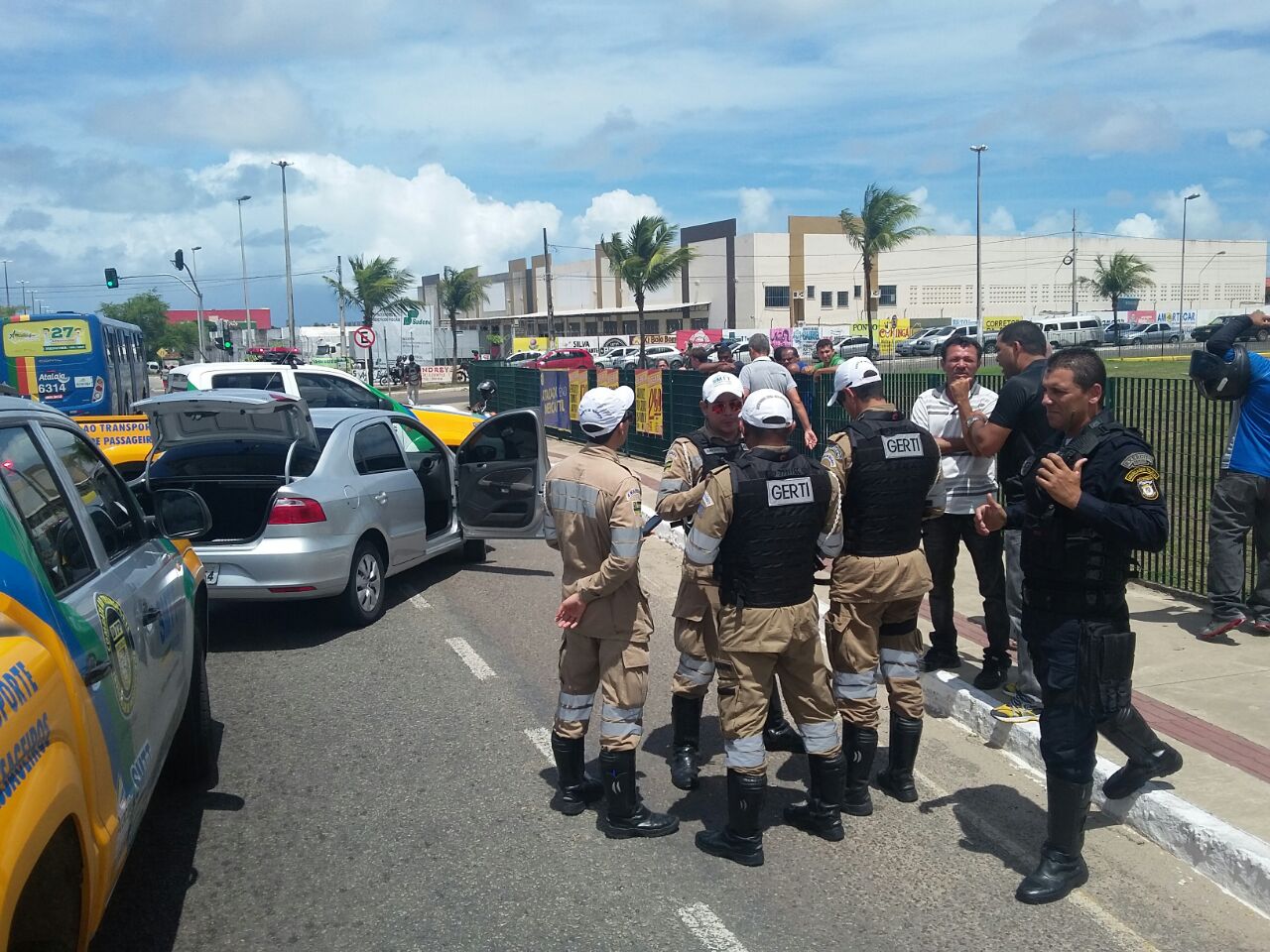 Agentes sofrem tentativa de agressão física por motorista do transporte irregular - SMTT Aracaju